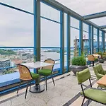 Radisson Blu Plaza Hotel, Szálloda